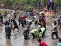 Minta Hujan, Warga Ponorogo Gelar Tradisi Mandi Lumpur Berebut Ikan