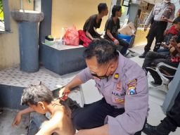 Razia di Ponorogo, Anak Punk Dicukur Rambut hingga Lepas Aksesoris