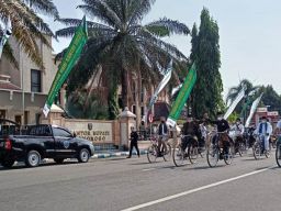 Gowes Bersarung Pemkab Ponorogo Pecahkan Rekor MURI