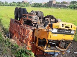 Sopir Mengantuk, Dump Truk Terbalik di Arteri Exit Tol Tanggulangin