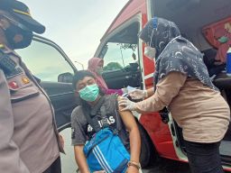 Polrestabes Surabaya Terjunkan 3 Mobil Vaksin Keliling saat Demo Buruh