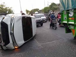 Sopir Mengantuk, Mobil Tabrak Pembatas Jalan di Manukan Surabaya hingga Terbalik