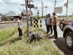 Pemotor di Banyuwangi Tewas Tersambar Kereta Api