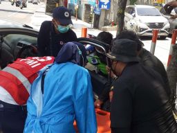 Mobil Agya Tabrak Trotoar di Surabaya, Pengemudi Meninggal