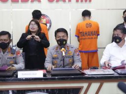 Polisi Buru Bos Pinjol Ilegal yang Digerebek di Surabaya