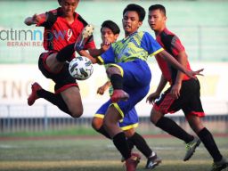 FOTO: Laga Sengit di Awal Piala Bupati Gresik