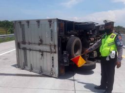 Pecah Ban, Truk Boks Muat Penyedap Rasa Terguling di Tol Gempas