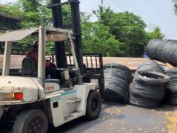 Truk Bermuatan Gulungan Besi Terguling di Gresik