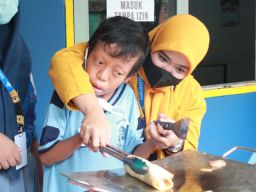 Saat Anak-anak Berkebutuhan Khusus Belajar Memasak di SMA Kertajaya Surabaya