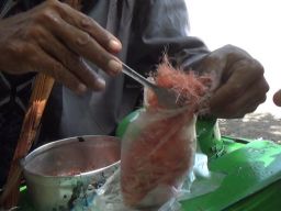 Cerita Kakek Tohir, 34 Tahun Berdagang Jajanan Rambut Nenek di Probolinggo