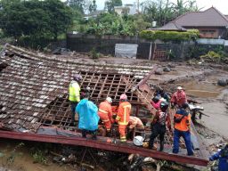 Tiga Rumah di Kota Batu Diterjang Banjir Bandang, Dua Warga Dilaporkan Hilang