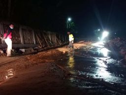 Banjir di Pacitan, Material Batu dan Lumpur Tutup Jalan Penghubung Dua Desa