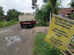 Banner-banner Berisi Tulisan Satire Terpasang di Tepi Jalan Rusak Ponorogo