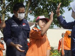 Puluhan Siswa SLB Kota Mojokerto Terima Beasiswa dan Seragam dari Ning Ita