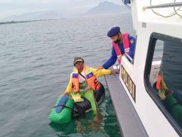 Satpolairud Bantu Nelayan Mancing di Tengah Laut Tanpa Alat Keselamatan