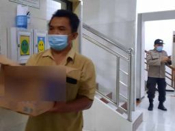 Bayi Laki-laki dalam Kardus Ditemukan Menangis oleh Anak Panti di Kota Madiun