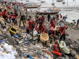 Antisipasi Bencana, TNI AL dan Warga Bersih Sampah di Sekitar Jembatan Suramadu