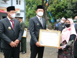 Peringatan HKN ke-57, Bupati Lamongan Serahkan Apresiasi Insan Kesehatan