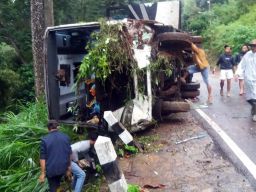 Bus Mini Terbalik di Jalur Cangar, Mojokerto