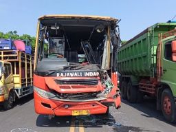 Bus Tabrak Dua Truk di Gresik, Seorang Penumpang Terjepit