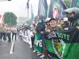 Foto: Ribuan Bonek Demo di Depan Grahadi