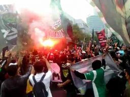 Bonek Demo Depan Grahadi, Jalan Gubernur Suryo Surabaya Ditutup Total