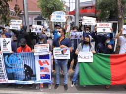 Pengungsi Afghanistan Gelar Aksi Damai ke Kanwil Kemenkumham Jatim