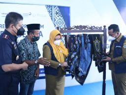 Berkat Sarung Tenun, Desa Wedani Gresik Jadi Desa Devisa