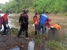 Teriakan Histeris Ibu-ibu saat Temukan Mayat Wanita Hanyut di Sungai Brantas