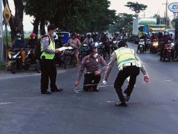 Gadis ini Tewas Usai Motornya Tertabrak Truk Misterius di Pasuruan