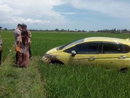Hii.. Honda Jazz ini Mendadak 'Parkir' di Tengah Persawahan Banyuwangi