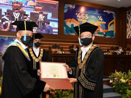 Momen Ignasius Jonan Terima Gelar Honoris Causa dari Unair