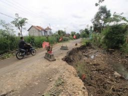 Jalan Rusak di Ponorogo yang Dipasangi Kijing dan Nisan Bakal Diperbaiki