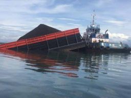 Rusak di Perairan Sapudi, Kapal Tongkang Muat Batu Bara Ditarik ke Banyuwangi