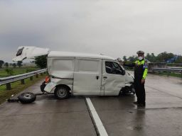 Luxio Tabrak Pembatas Tol Jombang-Mojokerto, 1 Orang Luka