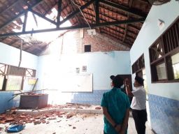 Tinjau Atap Sekolah Ambruk, Ketua DPRD Gresik Usulkan Pemkab Gunakan Dana BTT