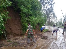 Jalan Menuju Bromo Melalui Sukapura Tertutup Longsor