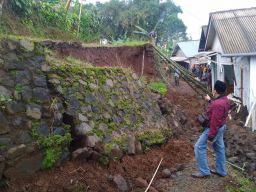 Sebuah Rumah di Pasuruan Tertimpa Longsor, Satu Motor Ikut Tertimbun