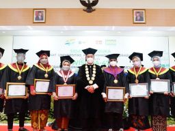 Mereka yang Lulus Tanpa Skripsi dalam Wisuda ke-47 UMSurabaya