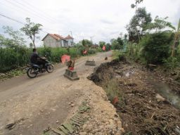 Protes Jalan Rusak, Warga Ringinputih Ponorogo Pasang Kijing dan Nisan