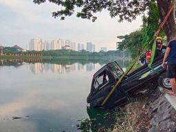 Mobil Pikap yang Tercebur ke Danau Unesa Surabaya Berhasil Dievakuasi