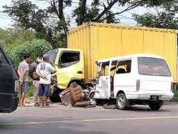 Rombongan Pentakziah Ditabrak Truk Boks di Pasuruan, Belasan Orang Terluka