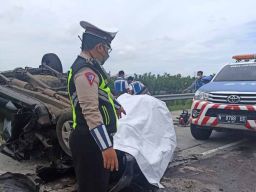 Mobil Tabrak Pembatas Tol Gempas hingga Terbalik, 1 Orang Tewas dan Sopir Luka