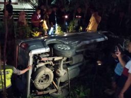 Mobil Terperosok ke Sungai Usai Tabrak Pemotor di Ponorogo