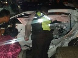 Mobil Tertabrak KA Komuter hingga Terpental 20 Meter di Pasuruan, 4 Remaja Tewas