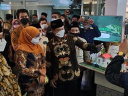 Tutup OPOP, Khofifah Berharap Pesantren Jatim Hasilkan 1000 Produk