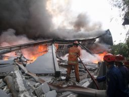 Foto: Pabrik Palet Plastik di Sidoarjo Terbakar