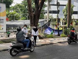 PT SIER Bagikan Healthy Kit Gratis ke Pengguna Jalan di Surabaya