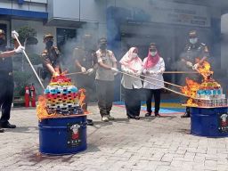 Ribuan Rokok hingga Majalah Dewasa Dimusnahkan Bea Cukai Gresik