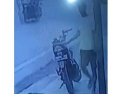 Motor Pak Hansip di Surabaya Dicuri, Aksi Pelaku Terekam CCTV